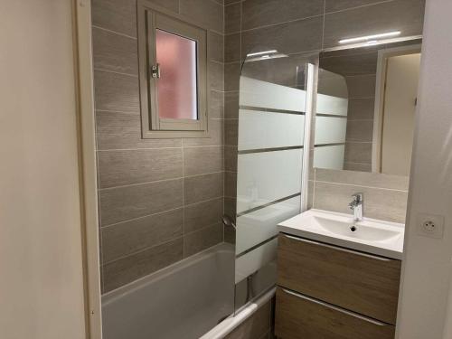 ein Bad mit einem Waschbecken und einer Dusche in der Unterkunft Appartement Saint-Aygulf, 1 pièce, 4 personnes - FR-1-226A-155 in Fréjus