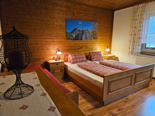 una camera da letto con un letto grande in una stanza di Bauernhof Moar a Kernhof