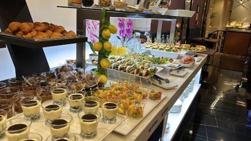 un buffet con muchos tipos diferentes de comida y bebida en Hotel BH San Francisco Alicante, en Alicante