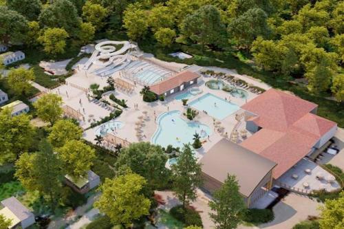 - une vue sur un grand bâtiment avec une piscine dans l'établissement Mobil Home Premium 3 ch Camping 5 Biscarrosse Mayotte F64, à Biscarrosse