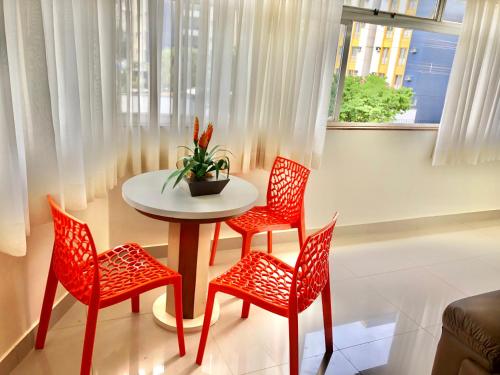 a table and chairs in a room with a window at Parque das Águas Quentes in Caldas Novas