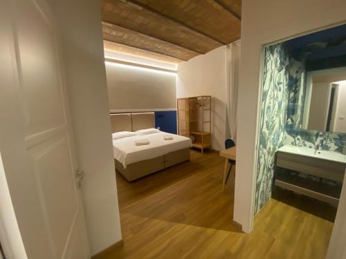 Schlafzimmer mit einem Bett, einem Waschbecken und einem Spiegel in der Unterkunft Eutierra BLeisure Stay in Rom