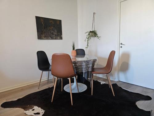 a dining room with a table and four chairs at Rovio Retrohome in Jyväskylä