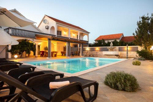 Bazén v ubytování Holiday House San Mario - Pets Friendly Rural Home nebo v jeho okolí
