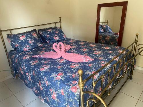 2 flamants roses posés sur un lit dans une chambre dans l'établissement Quarto Casal, Wi-Fi, Piscina, Praia, à Vila Velha