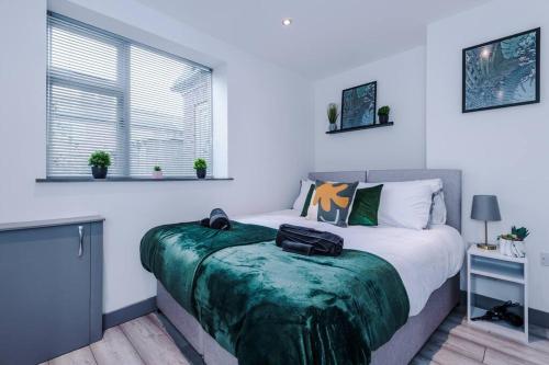 Postel nebo postele na pokoji v ubytování Elegant & Comfortable 1-BR Flat by Amazing Spaces Relocations Ltd