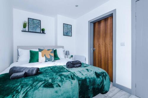 Postel nebo postele na pokoji v ubytování Elegant & Comfortable 1-BR Flat by Amazing Spaces Relocations Ltd