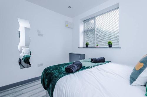 Postel nebo postele na pokoji v ubytování Elegant & Comfortable 1-BR Flat by Amazing Spaces Relocations Ltd