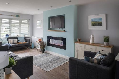 Area tempat duduk di Fully refurbished holiday cottage in Rhosneigr
