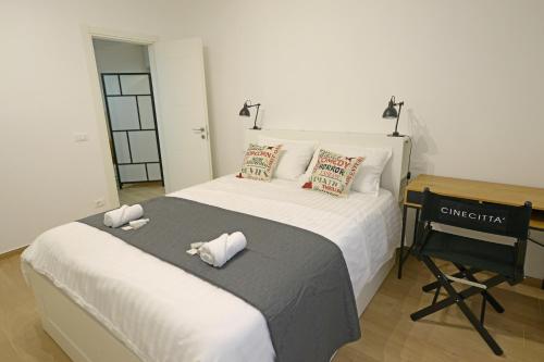 een slaapkamer met een bed met twee handdoeken erop bij Apartment Cinecittà in Rome