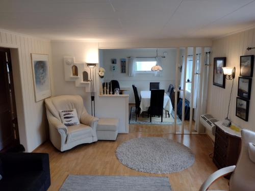een woonkamer met een stoel en een tafel bij Romslig leilighet med flott utsikt over sjøen in Vestnes