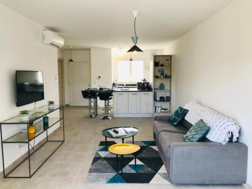 un salon avec un canapé et une table dans l'établissement Appartement Résidence Coté Mer Calvi, à Calvi