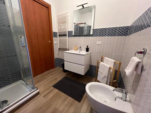 a bathroom with a sink and a toilet and a tub at Aniene Home Roma in Rome