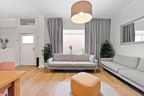 ein Wohnzimmer mit einem Sofa und einem Stuhl in der Unterkunft primeflats - Big family apartment Schöneberg in Berlin