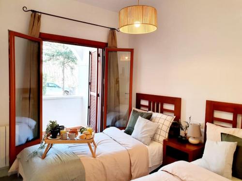 ein Schlafzimmer mit 2 Betten und einem Tisch mit Obst darauf in der Unterkunft Ptabaja. a pie de piscina en el Valle Golf Resort in Murcia