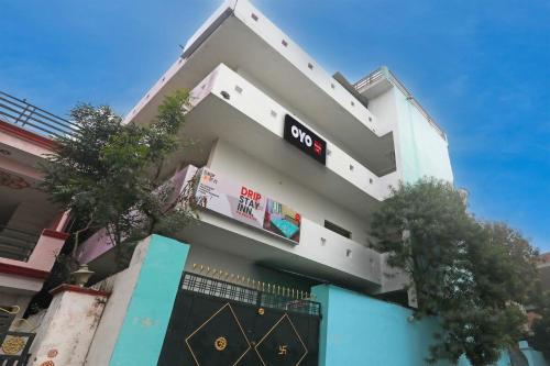 un edificio con un cartel en el costado en OYO Flagship Dripp Stay Inn, en Lucknow