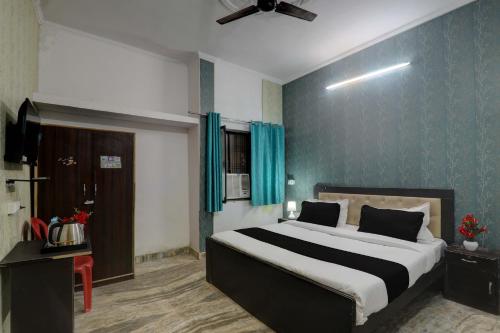 OYO Flagship Dripp Stay Inn في لاكناو: غرفة نوم بسرير كبير في غرفة