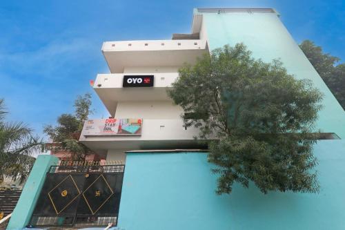 ein Gebäude mit einer Uhr auf der Seite in der Unterkunft OYO Flagship Dripp Stay Inn in Lucknow