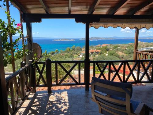 - une vue sur l'océan depuis la terrasse couverte d'une maison dans l'établissement Panorama Drenia, à Ouranoupoli