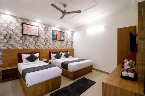 Säng eller sängar i ett rum på Hotel Ink Haven Near Delhi Airport