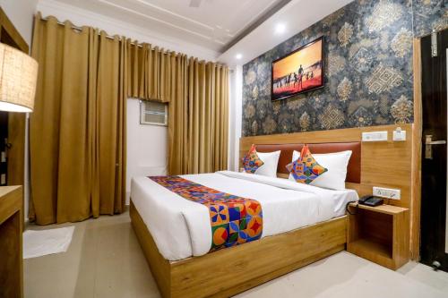 1 dormitorio con 1 cama en una habitación en Hotel Ink Haven Near Delhi Airport en Nueva Delhi