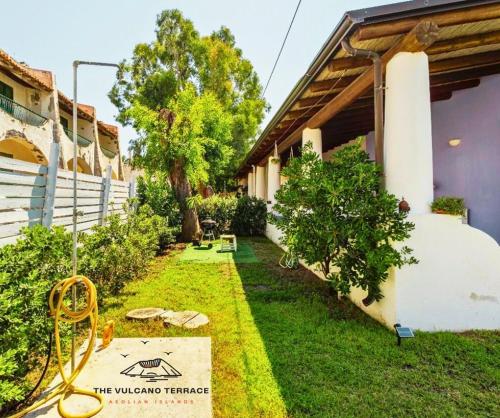 un cortile di una casa con giardino di The Vulcano Terrace a Vulcano