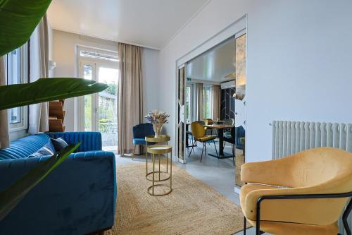 een woonkamer met een blauwe bank en een blauwe stoel bij Hotel Albert 1er in Cannes