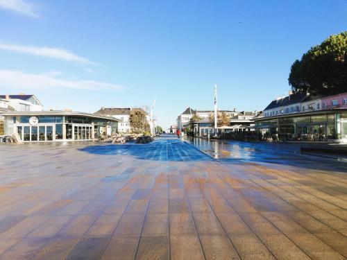 une rue vide dans une ville avec des bâtiments dans l'établissement Appartement de 3 chambres face à la mer, à Saint-Nazaire