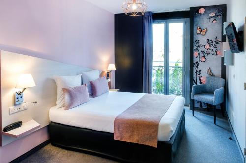 ルルドにあるHôtel Sainte-Roseのベッドと椅子付きのホテルルーム