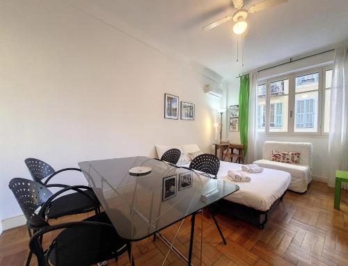 un salon avec une table en verre et des chaises dans l'établissement Nestor&Jeeves - ROXANE - Central - Very close sea, à Nice