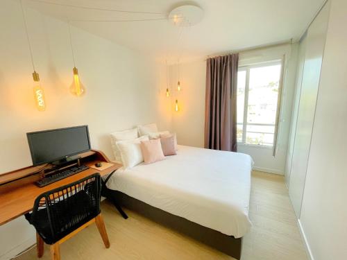 TV a/nebo společenská místnost v ubytování Alba DeLuxe - 3 Bedroom Pointe Croisette, by Welcome to Cannes