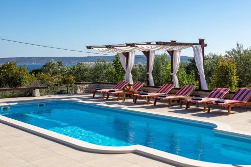 Villa Orhid near Split, heated pool