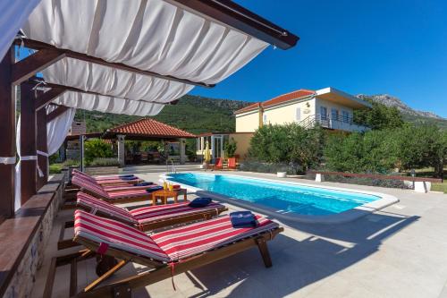 Villa Orhid near Split, heated pool