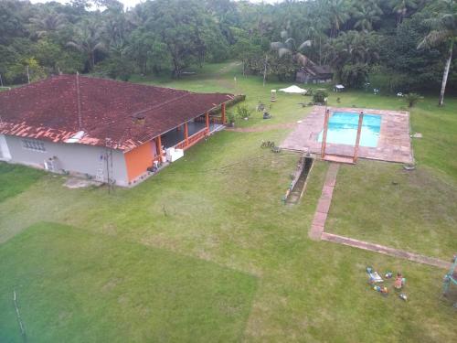 una vista aérea de una casa con piscina en Chácara Calixto, en Belém