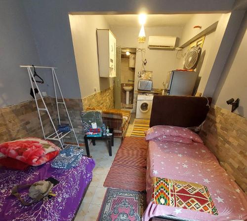 Il comprend un salon avec deux lits et une cuisine. dans l'établissement Aatun Studio in makatam mountain, au Caire