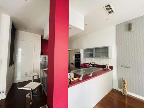 una cocina con una raya roja en la pared en 7Seven Apartament, en Málaga