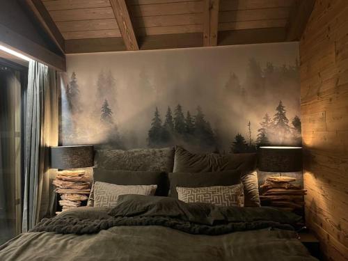 sypialnia z łóżkiem z obrazem na ścianie w obiekcie Turufjell -Unik storhytte med SPA avdeling w mieście Flå