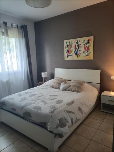 1 dormitorio con 1 cama con marco blanco en Chambre calme dans une maison à la campagne en Vielmur