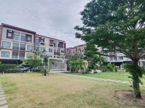 a park in front of a large building at Jira Private simply room near Suvarnabhumi Airport in Ban Khlong Prawet