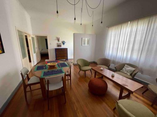 - un salon avec une table et des chaises dans l'établissement Beachwalker 52, à Swakopmund