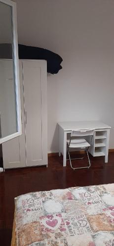 una camera con scrivania e un letto con un tappeto di Center rooms Bartolini a Bologna