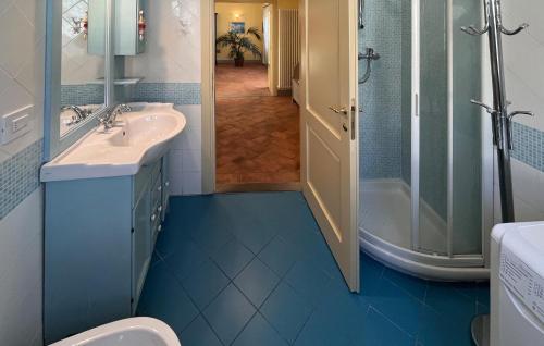 uma casa de banho com um WC, um lavatório e um chuveiro em 2 Bedroom Pet Friendly Apartment In Bibbiena em Bibbiena