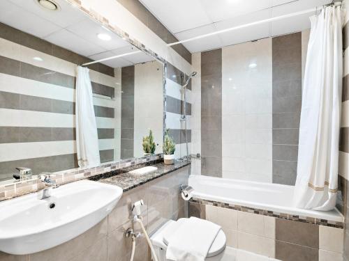 y baño con lavabo, aseo y bañera. en Stunning and Brand New La Fontana 513 en Dubái