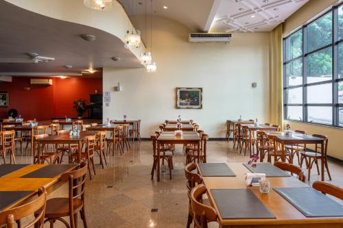 a dining room filled with tables and chairs at Carlton Plaza São José dos Campos in São José dos Campos