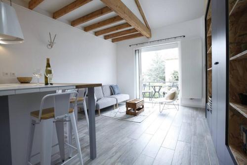 une cuisine et un salon avec une table et des chaises dans l'établissement Maison VIOGNIER, à Condrieu