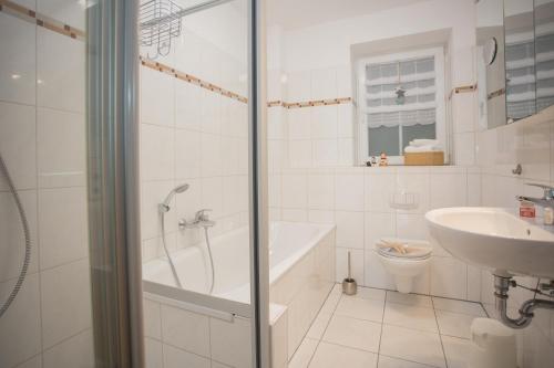 ein Bad mit einer Dusche, einem WC und einem Waschbecken in der Unterkunft Appartement - Auf 'm Kampe 41 Winterberg-Neuastenberg in Winterberg
