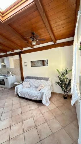菲烏米奇諾的住宿－Casa vacanze profumo di mare，一间卧室设有一张床和木制天花板