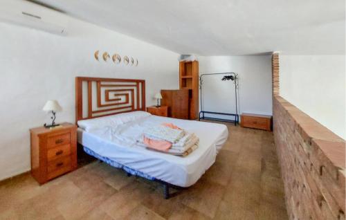 1 dormitorio con cama y pizarra en la pared en Nice Home In Barbate With Wi-fi, en Barbate