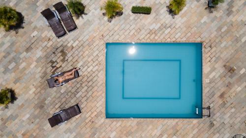 an overhead view of a blue pool on a sidewalk at Carlton Plaza São José dos Campos in São José dos Campos