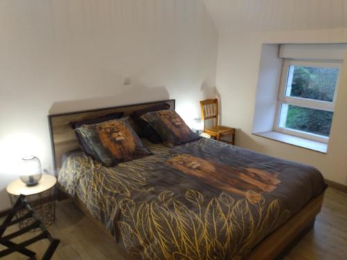 a bedroom with a bed and a window at Gîte l'écurie 3 étoiles La HAGUE - MANCHE 2-5 pers avec SPA sur le GR 223 in Auderville